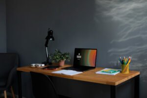 Mesa de home office moderna com tampo de madeira e espaço organizado, ideal para um setup produtivo.